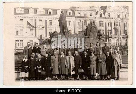 Prag, der Tschechoslowakischen Sozialistischen Republik - 1950: Vintage Foto zeigt die ländliche Bevölkerung vor der Jan Hus Denkmal am Marktplatz der Altstadt dar. Retro Schwarz/Weiß-Fotografie. Stockfoto