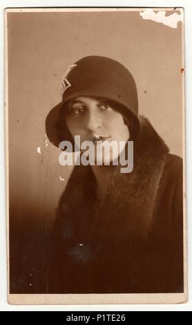 Prag, der Tschechoslowakischen Republik - circa 1930s: Vintage Foto zeigt Frau trägt Damen Hut (cloche Hut) und Pelz Schal. Retro Schwarz/Weiß-Fotografie. Stockfoto