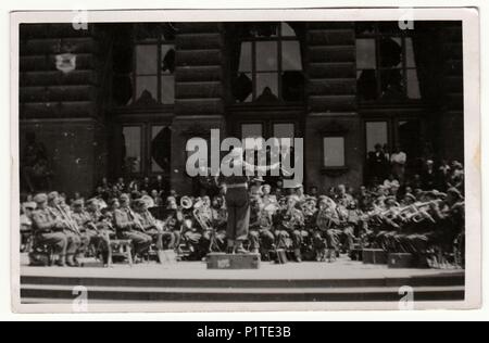 Die tschechoslowakische SOZIALISTISCHE REPUBLIK - um 1960 s: Vintage Foto zeigt Armee Orchester außerhalb spielt. Retro Schwarz/Weiß-Fotografie. Stockfoto