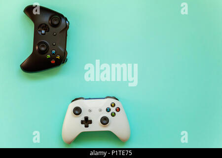 SAINT-Petersburg, Russland - 13. APRIL 2018: Schwarz und Weiß joystick Xbox One s Gamepad, Game Konsole auf blauem Hintergrund. Computer gaming Wettbewerb v Stockfoto