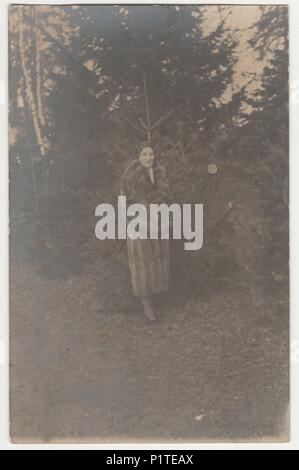 Die tschechoslowakische Republik - 1931: Vintage Foto zeigt Frau in einem Winter. Frau trägt einen Pelzmantel Retro Schwarz/Weiß-Fotografie. Stockfoto