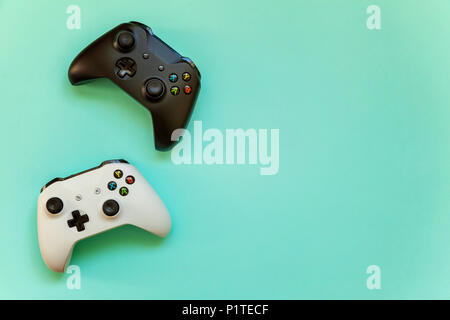 SAINT-Petersburg, Russland - 13. APRIL 2018: Schwarz und Weiß joystick Xbox One s Gamepad, Game Konsole auf blauem Hintergrund. Computer gaming Wettbewerb v Stockfoto