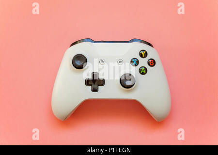 SAINT-Petersburg, Russland - 13. APRIL 2018: Weiße joystick Xbox One s Gamepad, Game Konsole auf Rosa pastell Hintergrund. Computer gaming Wettbewerb vide Stockfoto