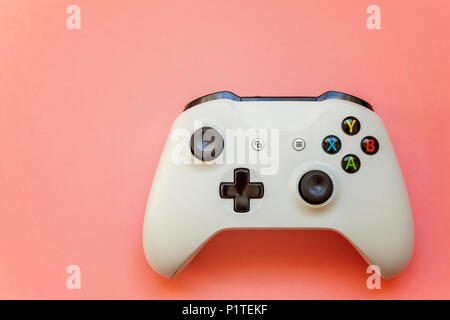 SAINT-Petersburg, Russland - 13. APRIL 2018: Weiße joystick Xbox One s Gamepad, Game Konsole auf Rosa pastell Hintergrund. Computer gaming Wettbewerb vide Stockfoto