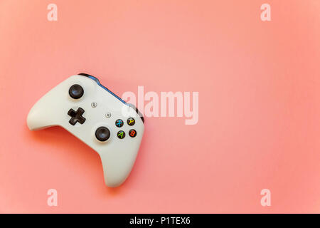 SAINT-Petersburg, Russland - 13. APRIL 2018: Weiße joystick Xbox One s Gamepad, Game Konsole auf Rosa pastell Hintergrund. Computer gaming Wettbewerb vide Stockfoto