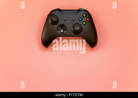 SAINT-Petersburg, Russland - 13 April, 2018: Schwarz joystick Xbox One s Gamepad, Game Konsole auf Rosa pastell Hintergrund. Computer gaming Wettbewerb vide Stockfoto