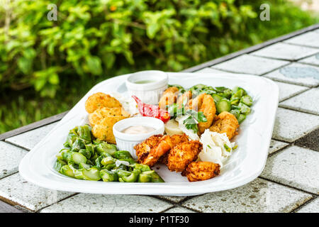 Panierte Frittierte Garnelen und Fisch serviert auf einem Tisch im Restaurant. Florianopolis, Santa Catarina, Brasilien. Stockfoto