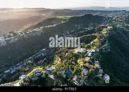 Luftbild von Süden Beverly Park Hügel Häuser in den Santa Monica Mountains über Beverly Hills und Los Angeles, Kalifornien. Stockfoto