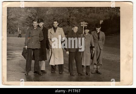 Deutschland - circa 1950s: Vintage Foto zeigt eine Gruppe von Jungen (Schüler) klicken Sie auf die Schule. Retro Schwarz/Weiß-Fotografie. Stockfoto
