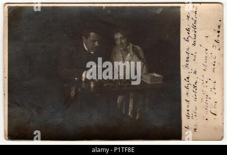 Österreich - Ungarn - 14. FEBRUAR 1918: Vintage Foto zeigt ein Paar spielt Schach. Retro Schwarz/Weiß-Fotografie. Das Foto wurde in der österreichisch-ungarischen Monarchie oder auch der österreichisch-ungarischen Monarchie. Stockfoto