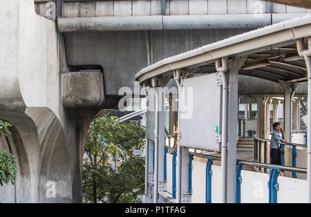 Bangkok, Thailand - Januar 2014: Detail der Skytrain Überführung, Hochbahn Eisenbahn in Bangkok, Thailand Stockfoto