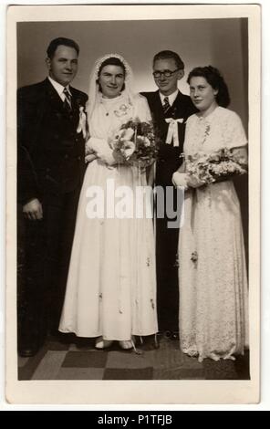 PISEK, der TSCHECHOSLOWAKISCHEN SOZIALISTISCHEN REPUBLIK - circa 1950s: Vintage Foto zeigt Brautpaare und Bridesman mit Brautjungfer. Retro Schwarz/Weiß-Fotografie. Stockfoto