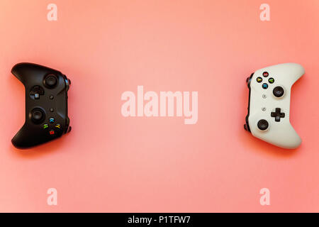 SAINT-Petersburg, Russland - 13. APRIL 2018: Schwarz und Weiß joystick Xbox One s Gamepad, Game Konsole auf rosa Hintergrund. Computer gaming Wettbewerb v Stockfoto