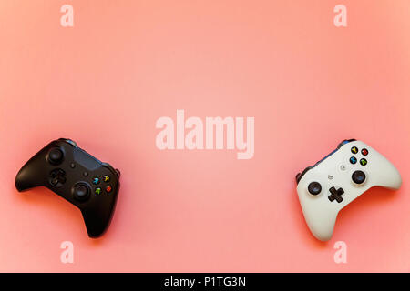 SAINT-Petersburg, Russland - 13. APRIL 2018: Schwarz und Weiß joystick Xbox One s Gamepad, Game Konsole auf rosa Hintergrund. Computer gaming Wettbewerb v Stockfoto