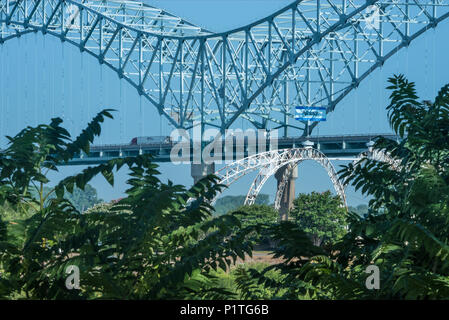 Die Hernando de Soto Bridge ist ein Doppel-arch Brücke über den Mississippi zwischen Memphis, Tennessee und West Memphis, Arkansas. (USA) Stockfoto