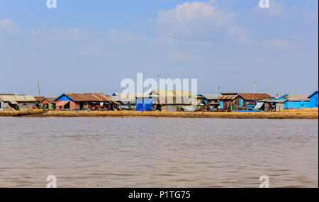 Siem Reap, Kambodscha - Januar 2014: Häuser im Dorf am Tonle Sap See in Siem Reap, Kambodscha Stockfoto