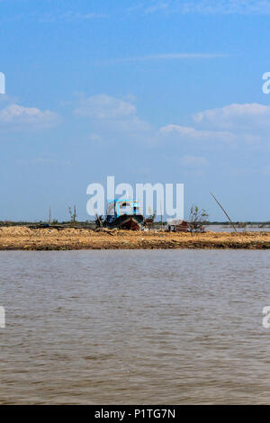 Siem Reap, Kambodscha - Januar 2014: Holz- Boot auf Land an der Tonle Sap See in Siem Reap, Kambodscha Stockfoto