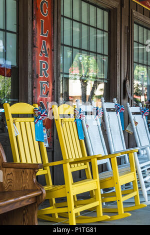 Reihe von Holz- wippe vor der Cracker Barrel Old Country Store in Russellville, Arkansas. (USA) Stockfoto