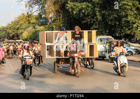 Siem Reap, Kambodscha - Januar 2014: Scooter und Motorrad Verkehr auf Straße in Siem Reap, Kambodscha Stockfoto