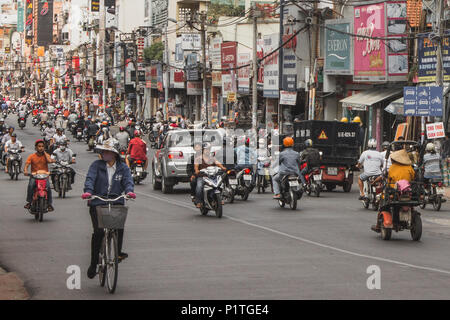 Saigon, Vietnam - Januar 2014: Verkehr Scooter auf überfüllten Straßen mit vielen Motorräder in Saigon bzw. Ho Chi Minh City, Vietnam Stockfoto