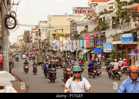 Saigon, Vietnam - Januar 2014: Verkehr Scooter auf überfüllten Straßen mit vielen Motorräder in Saigon bzw. Ho Chi Minh City, Vietnam Stockfoto