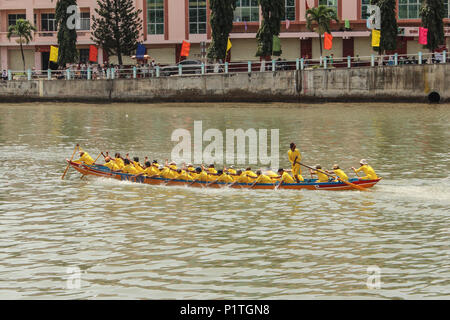 Phan Thiet, Vietnam - Januar 2014: Traditionelle Drachenbootrennen im neuen Jahr in Phan Thiet, Vietnam Stockfoto