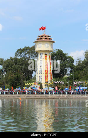 Phan Thiet, Vietnam - Januar 2014: Phan Thiet Wasserturm während des traditionellen Drachenbootrennen im neuen Jahr in Phan Thiet, Vietnam Stockfoto