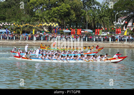 Phan Thiet, Vietnam - Januar 2014: Traditionelle Drachenbootrennen im neuen Jahr in Phan Thiet, Vietnam Stockfoto