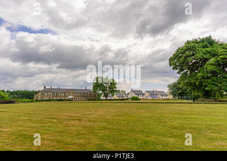 Irvine, Schottland, Großbritannien, 11. Juni 2018: Die alten Ställe und neue Häuser bauen innerhalb Eglinton Park mischen neue mit alten innerhalb des alten Parks errichten. Stockfoto