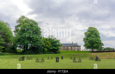 Irvine, Schottland, Großbritannien, 11. Juni 2018: Die alten Ställe, die öffentliche Bank und neue Häuser bauen innerhalb Eglinton Park mischen Neue Bauen mit alten w Stockfoto