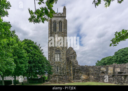 Die antiken Ruinen von Kilwinning Abtei und der alte Glockenturm, der über die Abtei steht. Stockfoto