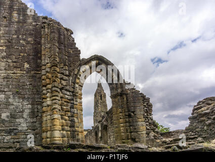 Auf der Suche durch die alten steinernen Eingang zum alten Querschiff antiken Ruinen Kilwinning Abbey Schottland. Stockfoto