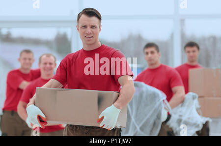 Meister und Arbeiter mit Boxen von Baustoffen Stockfoto