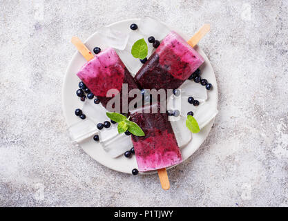 Süßes hausgemachtes Eis am Stiel mit Blaubeere Stockfoto