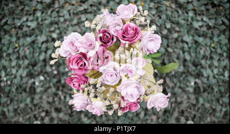 Top der schönen künstlichen Blumenstrauß der Gradient Blumen auf grüne Blätter Stockfoto