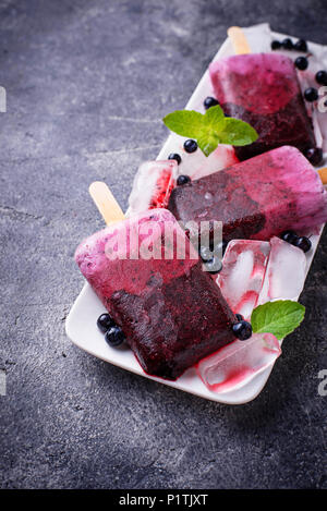 Süßes hausgemachtes Eis am Stiel mit Blaubeere Stockfoto