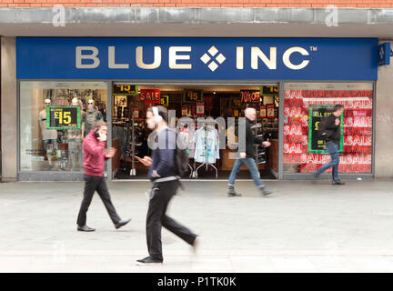 Außenansicht des blauen INC, Fashion Retail Outlet. Geschäfte und Menschen einkaufen in Harrow, Middlesex, London, UK Stockfoto