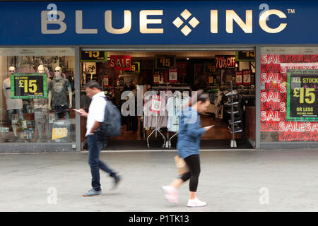 Außenansicht des blauen INC, Fashion Retail Outlet. Geschäfte und Menschen einkaufen in Harrow, Middlesex, London, UK Stockfoto