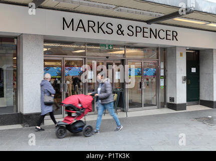 Ein Marks und Spencer speichern. Geschäfte und Menschen einkaufen in Harrow, Middlesex, London, UK Stockfoto