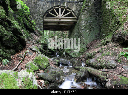 Nyznerov Wasserfälle auf der Siver Bach, Tschechische Republik. Silver Creek Falls, auch Nyznerov Wasserfälle liegt in der Ortschaft obere Skorosice zu 12 hect Stockfoto