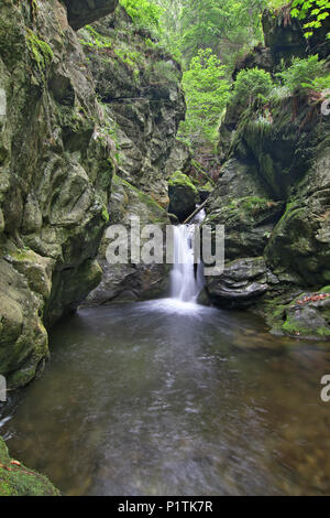 Nyznerov Wasserfälle auf der Siver Bach, Tschechische Republik. Silver Creek Falls, auch Nyznerov Wasserfälle liegt in der Ortschaft obere Skorosice zu 12 hect Stockfoto