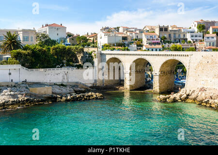 Blick auf die Bucht und die Brücke von fausse Monnaie (wörtlich "Falschgeld") in Endoume Bezirk mit Menschen beim Sonnenbaden auf den Felsen und Schwimmen in t Stockfoto