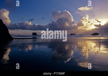 Cape Sebastian entlang der südlichen Oregon Küste entlang der Autobahn 101 mit dramatischen Sonnenuntergang mit cumulus Wolken mit vertikalen Wachstum bei Ebbe mit Cloud refl Stockfoto