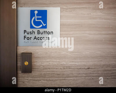 Zugang für Körperbehinderte Eingang Pad mit Blindenschrift Code an eine Wand montiert werden. Stadt Melbourne, VIC, Australien. Stockfoto