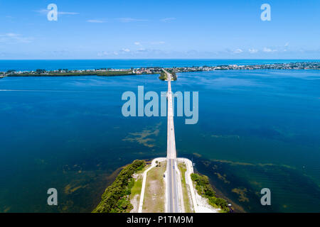 Damm nach Holmes Beach auf Anna Maria Island Florida ist ein beliebtes Reiseziel mit Strände am Golf von Mexiko Stockfoto