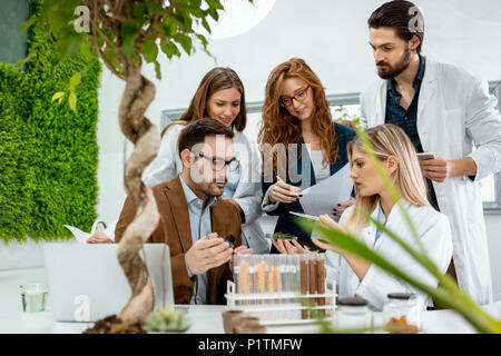 Universität Biologen Kollegen unter Experiment auf sprießen und die Analyse der Probe der Anlage. Stockfoto