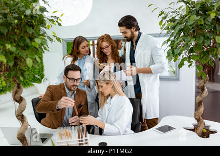 Universität Biologen Kollegen unter Experiment auf sprießen und die Analyse der Probe der Anlage in das Labor. Stockfoto