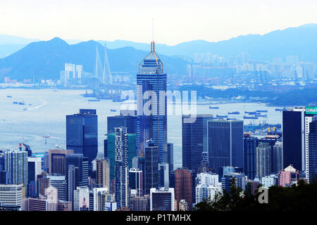 Ein Blick auf die Wan Chai mit der Stonecutters Brücke im Hintergrund. Stockfoto