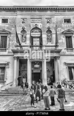 Venedig, Italien - 29. April: Fassade des berühmten Theater La Fenice in Venedig, Italien, 29. April 2018. Es ist eines der renommiertesten Theater der hist Stockfoto