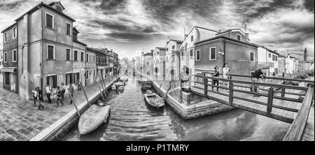 Venedig, Italien - 30. April: Panoramablick auf die malerischen Häuser auf dem Kanal in Burano, Venedig, Italien, 30. April 2018 Stockfoto